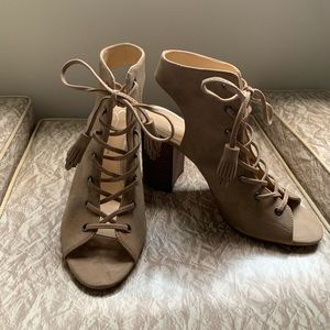 Jessica Simpson Neutral Heels Sz 6